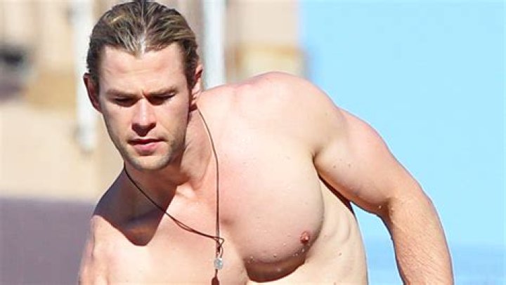Chris Hemsworth Goes Shirtless To Take A Snow Bath In New Photo Hollywood Life