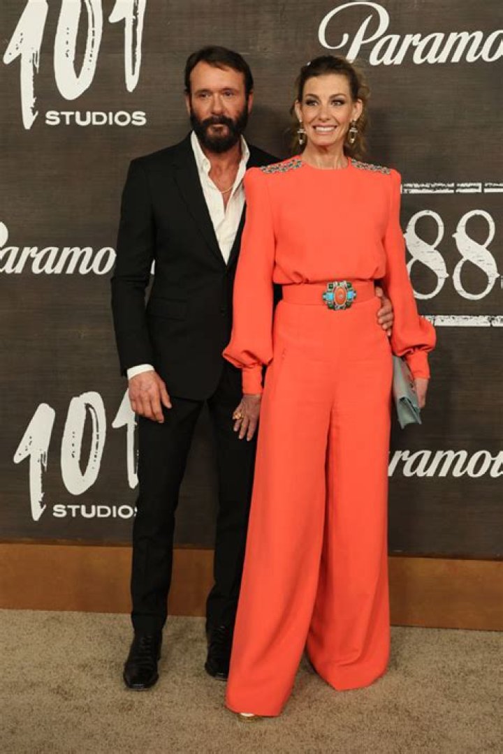 Faith Hill & Tim McGraw Look Great At 1883 Premiere Pics Hollywood Life