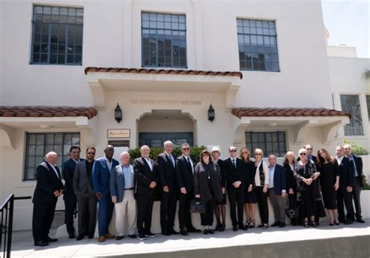 Gordon Clapp Net Worth ·