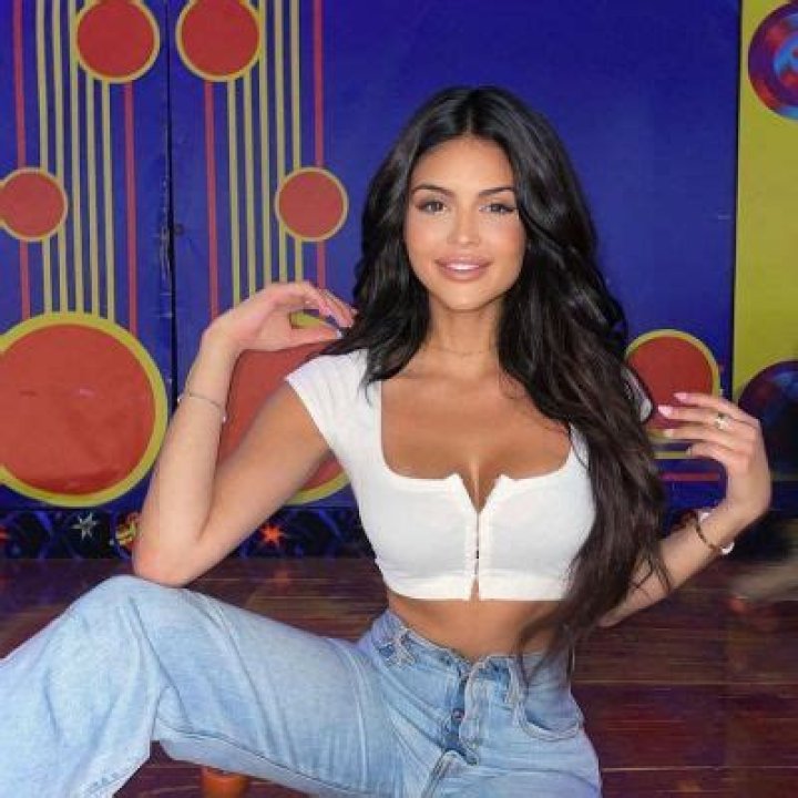 Holly Scarfone- Wiki, Age, Height, Net Worth, Boyfriend, Career