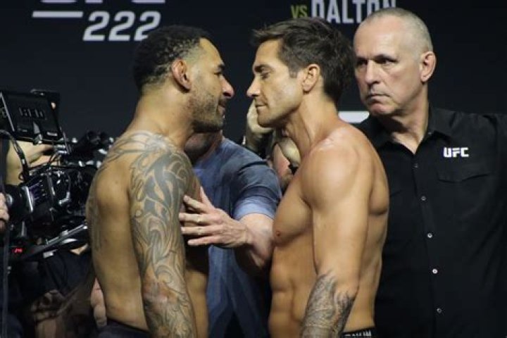 Watch an absolutely ripped Jake Gyllenhaal slap an MMA fighter while filming a scene for Road House