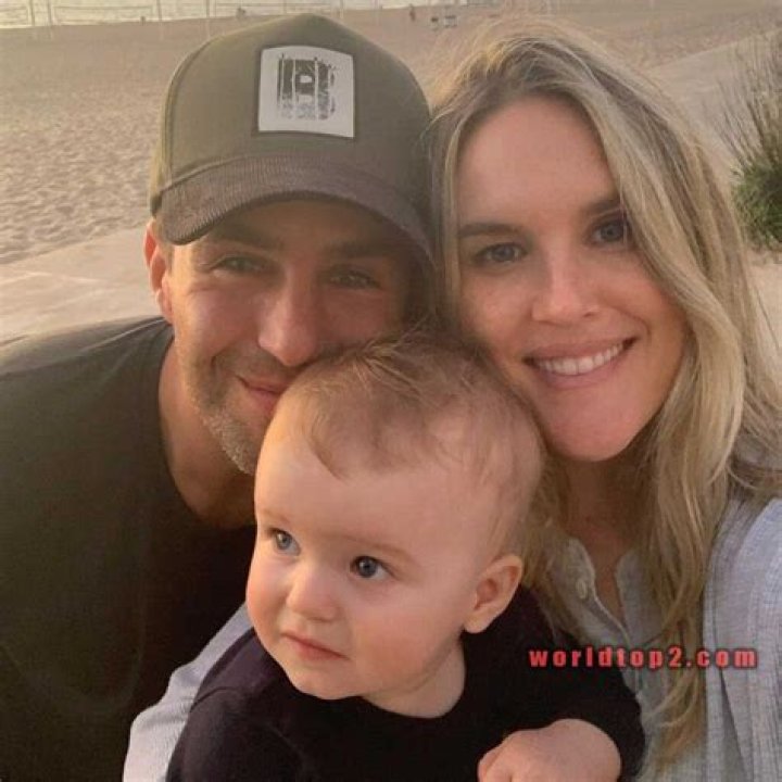 Josh Peck – Bio, Married, Wife, Age, Father, Girlfriend, Sister, Gay, Net worth