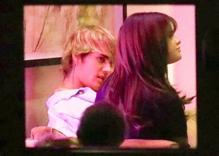 Justin Bieber and Selena Gomez Kiss on Valentine's Day Date