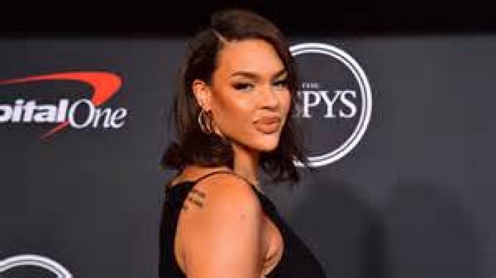 How tall is Liz Cambage