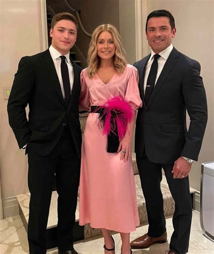 How tall is Mark Consuelos