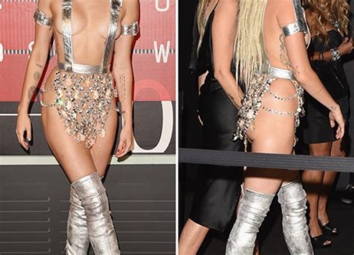 [PICS] Miley Cyruss Racy & Risky At VMAs Bares Butt & Boobs In Silver Outfit Hollywood Li