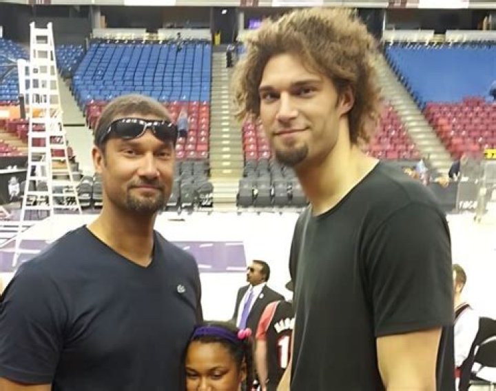 Robin Lopez Net Worth