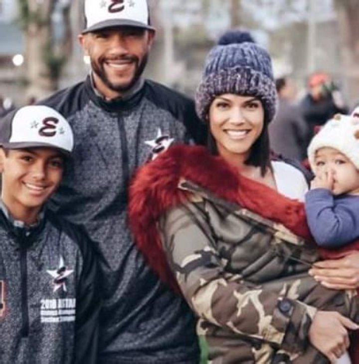 Stephen Bishop is not Married to Wife. Dating Girlfriend: Jesiree Dizon. Kids.