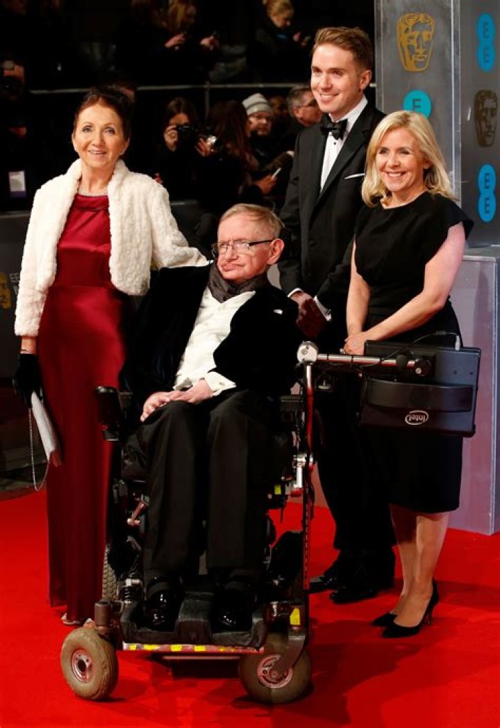 Stephen Hawking Wife, Children, Grandchildren, Net Worth, IQ, Is He Dead?