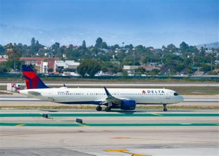 Zach Elliott Delta Flight Diarrhea Picture And Video Gone Viral |